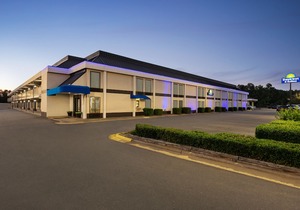 Days Inn & Suites by Wyndham Fort Bragg/Cross Creek Mall