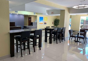Days Inn & Suites by Wyndham Tampa/Raymond James Stadium