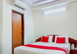 OYO 12083 Hotel Champion Inn