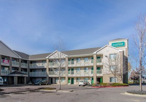 HomeTowne Studios by Red Roof Denver - Airport/Aurora