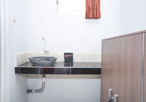 RedDoorz Near Juanda International Airport 2