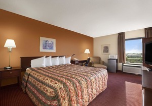 Days Inn & Suites by Wyndham Cedar Rapids