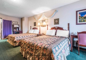 Econo Lodge Inn & Suites