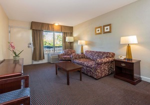 Days Inn & Suites by Wyndham Dayton North