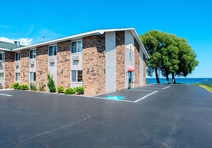 Econo Lodge on The Bay