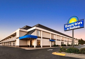Days Inn & Suites by Wyndham Fort Bragg/Cross Creek Mall