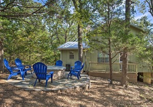 Pottsboro Cabin w/ Deck - 1 Mile to Lake Texoma!