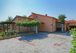 Apartment for up to 5 persons near Porec with shared pool