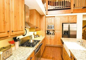 Beautifully Designed XXL Luxury Townhome with View of Stream