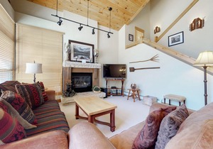 Townhouse Near the Slopes with Shared Heated Pool & Hot Tubs