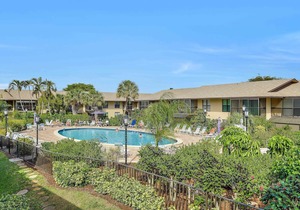 Inviting condo w/ heated pool just a short walk from the beach