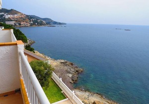 MEDI. Apartment with incredible views of the Bay of Roses with community pool.