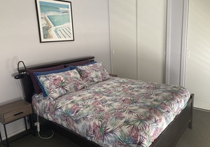 Quiet modern unit less than 5 minutes walk to the beach.