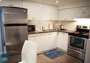 High Park Spacious & Bright Studio