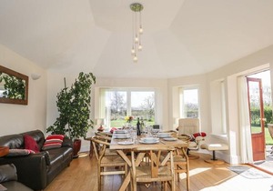 5 Williamston Steading