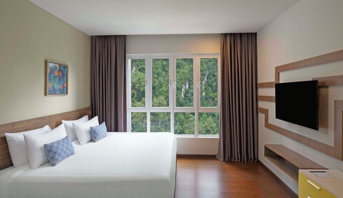 3 Bedroom Executive Suite Lakeview