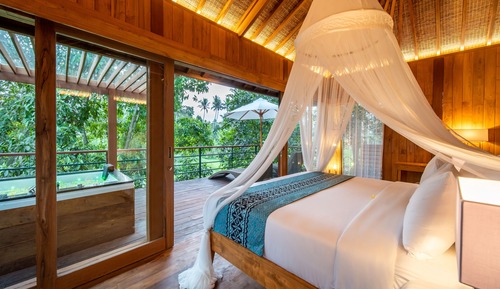 Deluxe Suite with Hot Tub and Free Scheduled Activities