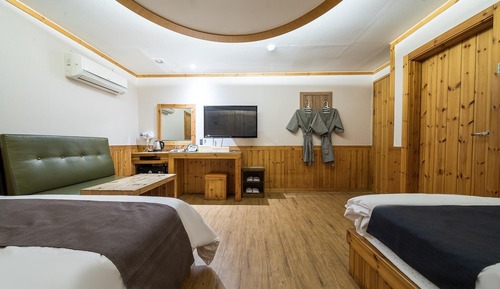 Room (Twin (You can watch Netflix on your o)