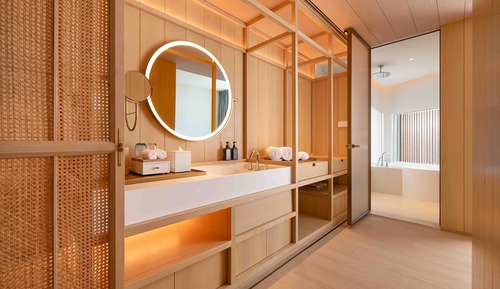 Deluxe Room, 1 King Bed, Non Smoking, Balcony