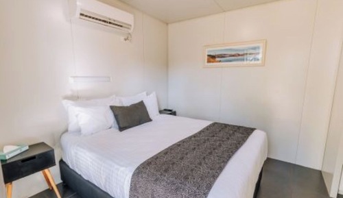Deluxe 4 Bedroom Lakeview Cabin
