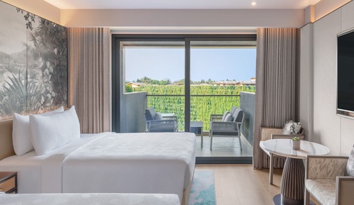 Luxury Room, 1 King Bed, Non Smoking, Courtyard View (Balcony)