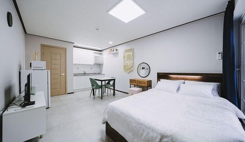 Room (SEVEN)