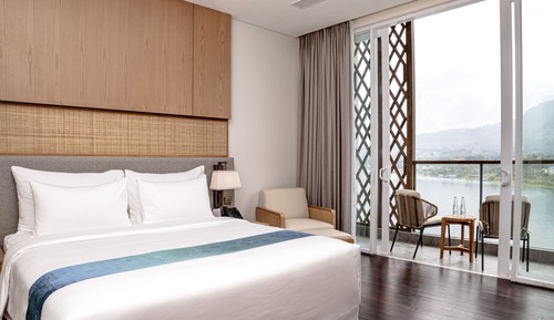 Suites Lake View Room