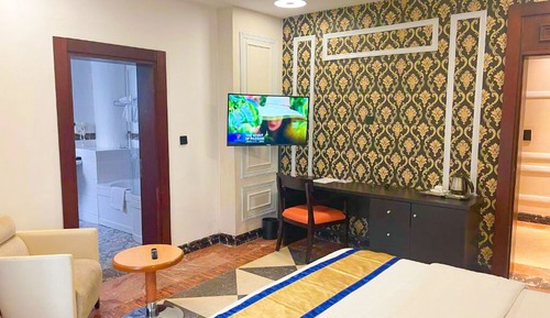 Deluxe Room, 1 King Bed, Non Smoking, Pool Access