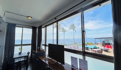 Deluxe Suite, 1 King Bed, Pool Access, Pool View