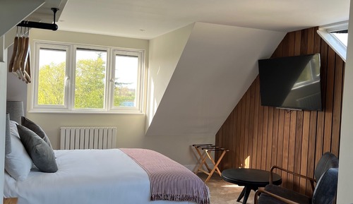 Deluxe Room, 1 King Bed, River View