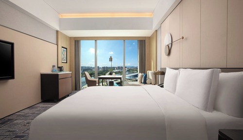 Standard Room, 1 King Bed, Lake View