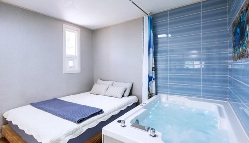 Room (Room 101 (spa/whirlpool individual ba)
