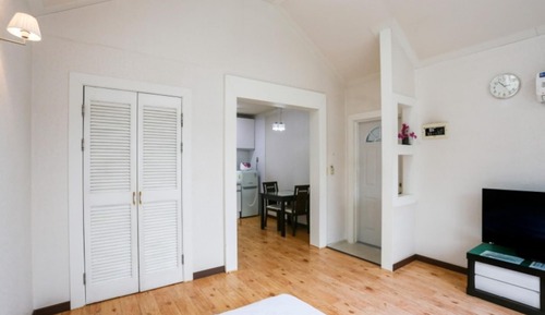 Room (Room 205)