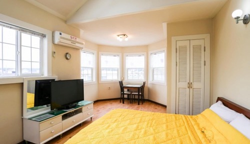 Room (Room 206)