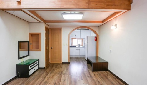 Room (103 (upstairs))