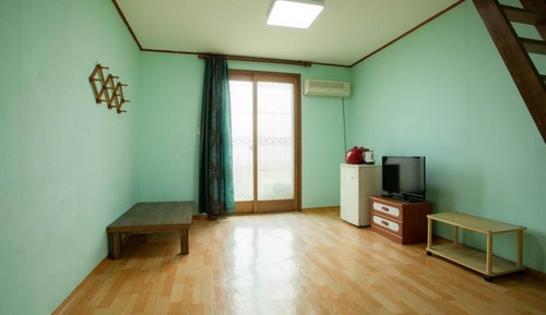 Room (Room 302)