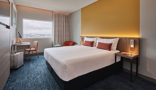 Deluxe Airport View King Room