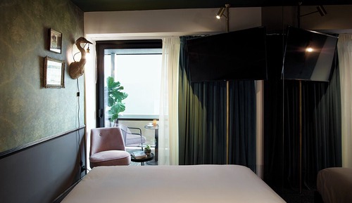 Savvy room with balcony & city view