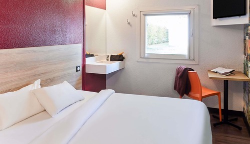 Classic Double Room, 2 Twin Beds, Shared Bathroom (Sidecar)