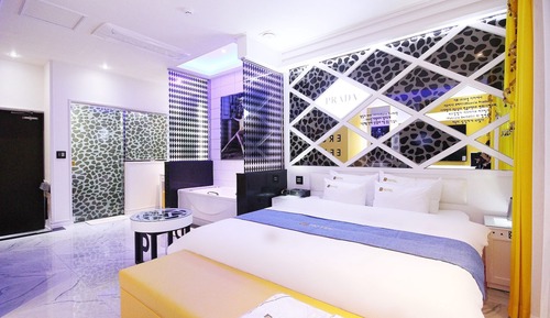Room (1 room 1 parking (Premium A))