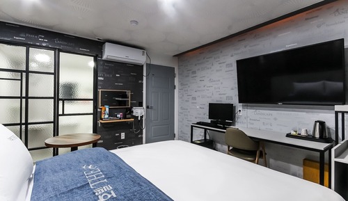 Room (Standard room (PC Netflix TV Disney a)