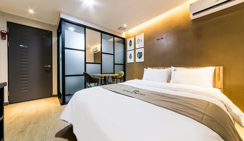 Room (Standard first-come first-served disc)
