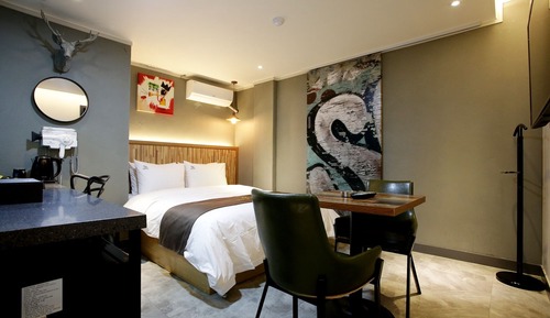 Room (Premium (NOSPA/ Disney Plus Netflix W)
