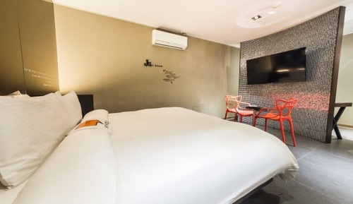 Room (Deluxe-Non Smoking (Couple PC))