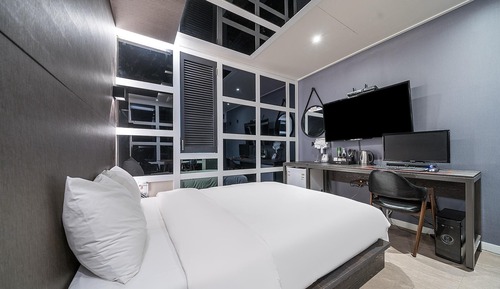 Room (Mirror Room (No Hard PC/OTT Netflix D)