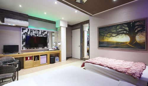 Room (Twin (Free Netflix / Air Purifier Bid)