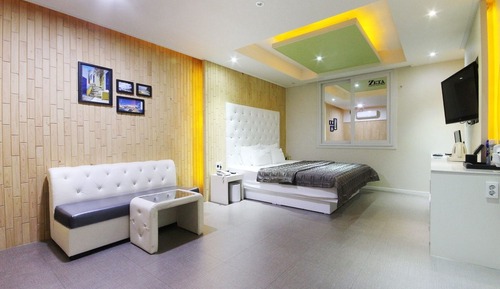 Room (Bed+MAt(4 people 1 parking))