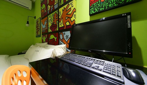 Room (Standard (Free Netflix 1pc))