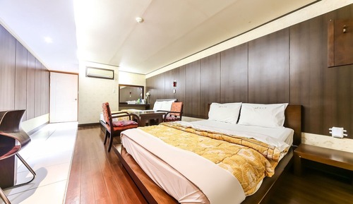 Room (Twin)