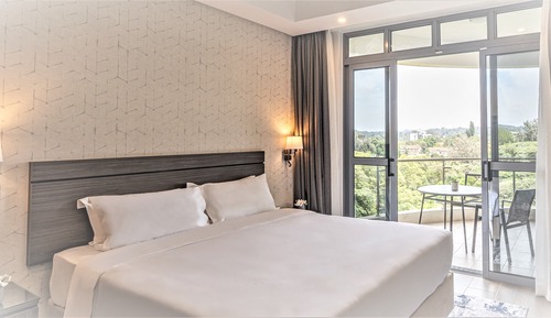 Executive Suite, 1 King Bed, Balcony (High Floor)